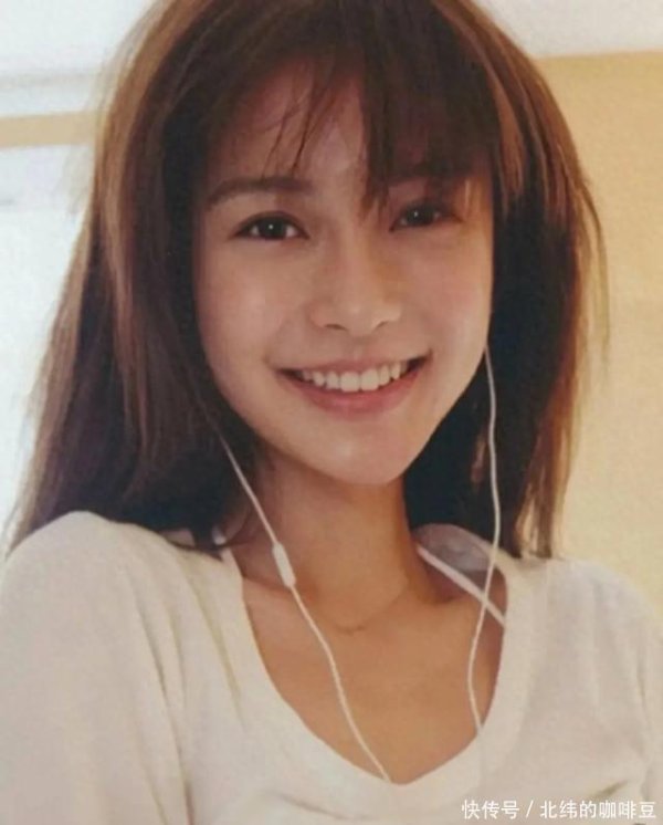 东南配资 杨幂baby旧照曝光！难以相信，女明星私下里陪大佬吃饭都是素颜